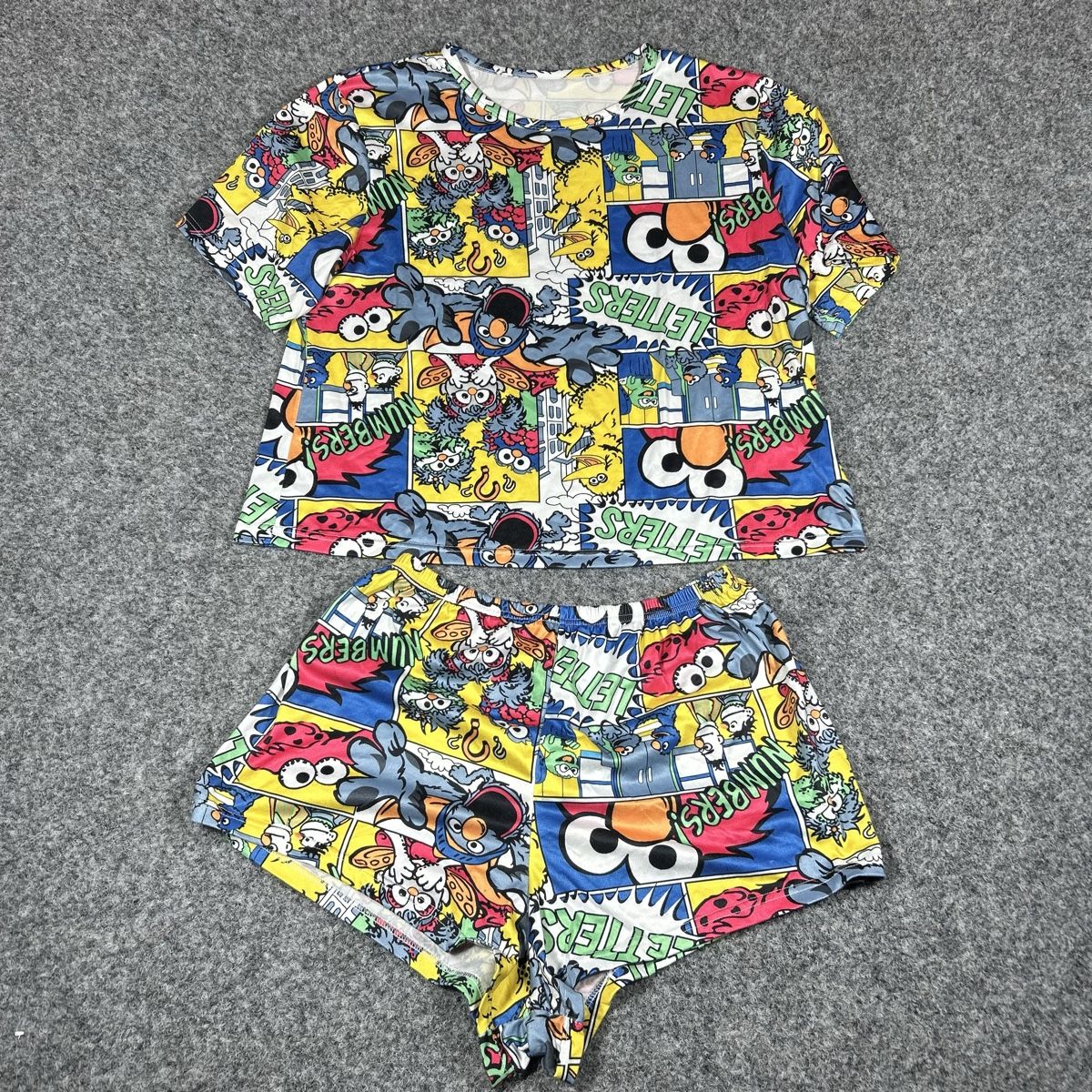 T-shirt: Graphic shirt and short  – Nuovo (secondo la descrizione) da La Sagne NE venduto da Matlasape