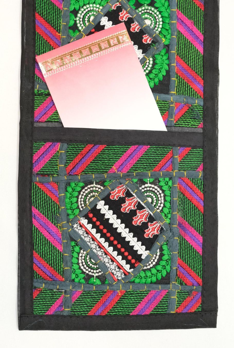 Tutte le decorazioni: Patchwork Wandbehang mit 3 Fächern dekorativer Organizer – Nuovo (secondo la descrizione) da Zürich venduto da Masala-Oase 2