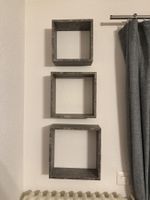 3 graue quadratische Regale