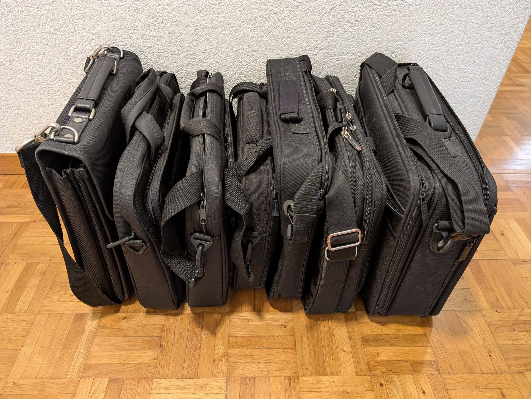 Borse: Set 7 Laptop/Notebook-Taschen – Usato da Seengen venduto da Moonwalk 1