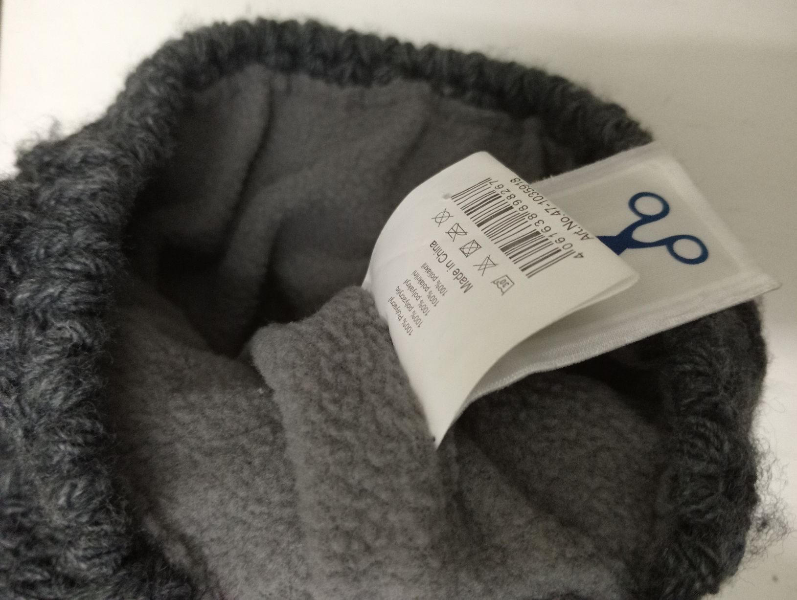 Copricapi, berretti & cappellini: Warme, handgestrickte Wintermütze mit Bommel, Grau – Usato da Allschwil venduto da Evgeniia78 5
