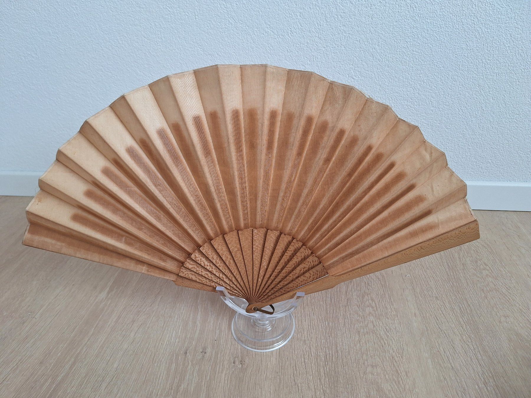 Tutte le decorazioni: Antiker Fächer mit romantischer Szene Stoff mit Holz – Usato da Granges VS venduto da dan_6bcm 1