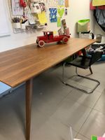 Formschöner Esstisch aus Holz mit konischen Beinen