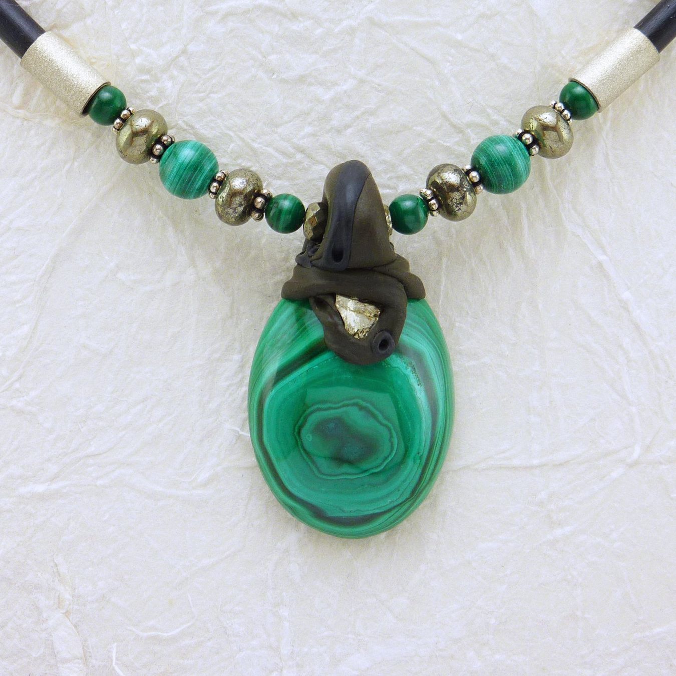 Catenine: Malchit Kette mit Pyrit und Silber auf Kautschuk aufgezogen – Nuovo e nell'imballaggio originale da Meilen venduto da Byrd-bijoux