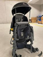 Sac à dos de randonnée porte-enfant de la marque Deuter