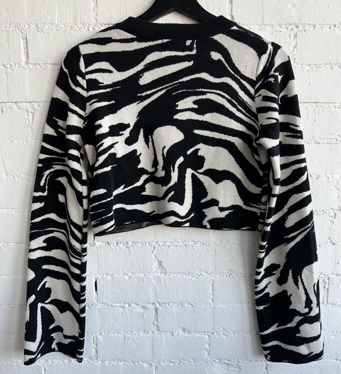 H&M Pullover & Sweatshirts: Cooler, schwarz-weiss gemusterter Crop-Pullover von H&M – Gebraucht aus Bern von Fraeuleinhonig 8