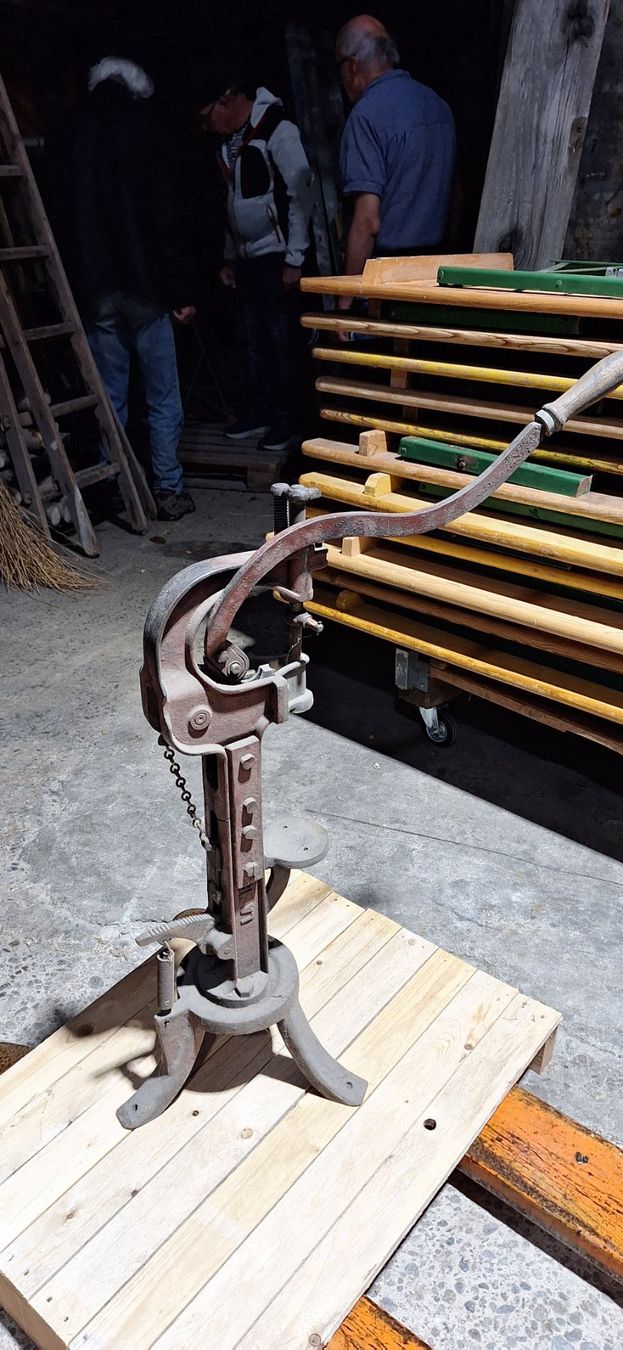 Flaschenöffner & -verschlüsse: Flaschenkorkensetzmachine – Gebraucht aus Hersiwil von Thomaskoehli 2