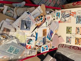 Briefmarken eine ganze Schachtel voll