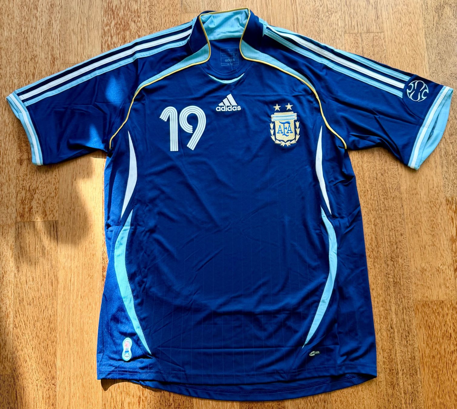 Adidas Canottiere & Pantaloni: Argentinien 2006 Reissue away Shirt - Messi – Nuovo (secondo la descrizione) da Hermetschwil-Staffeln venduto da Beat131 1
