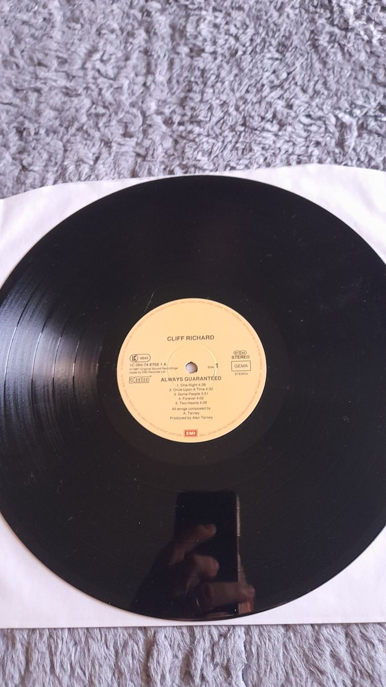 Dischi in vinile: CLIFF RICHARD     ALWAYS GUARANTEED    LP    VINYL – Usato da Wetzikon ZH venduto da Ramones01 3