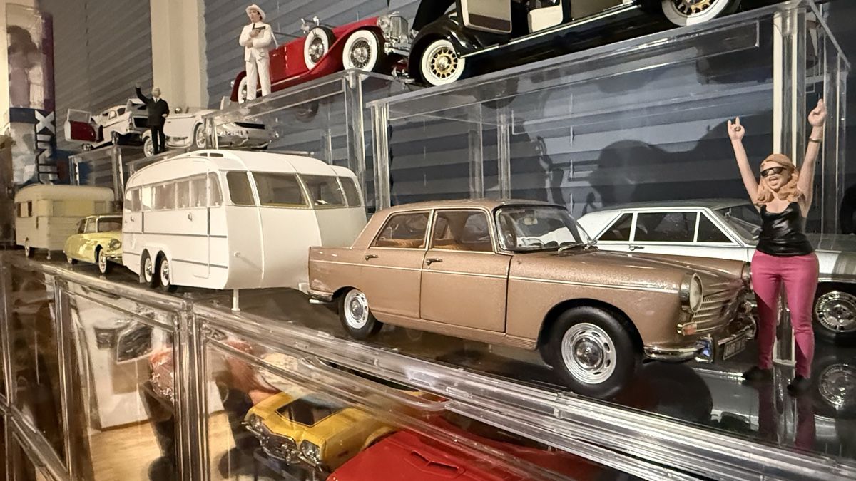 Peugeot Modellini d'auto:  Wohnwagen weiss mit Peugeot 404  1:18 – Nuovo (secondo la descrizione) da Basel venduto da GlaihuenigeCars2025 3