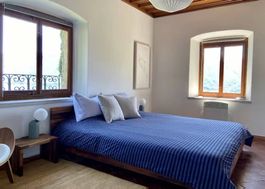 letto a due piazze in legno