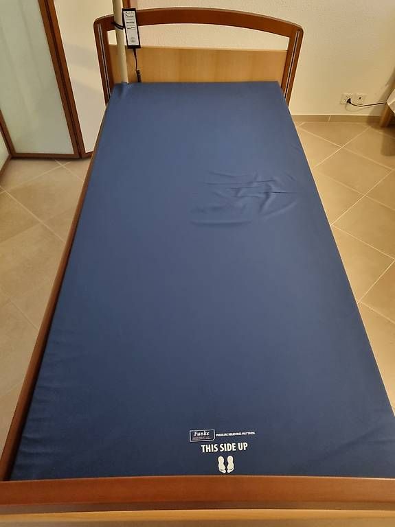 Letti: Pflegebett 90x200cm motorisiert – Usato da Wettingen venduto da Prisilla 3