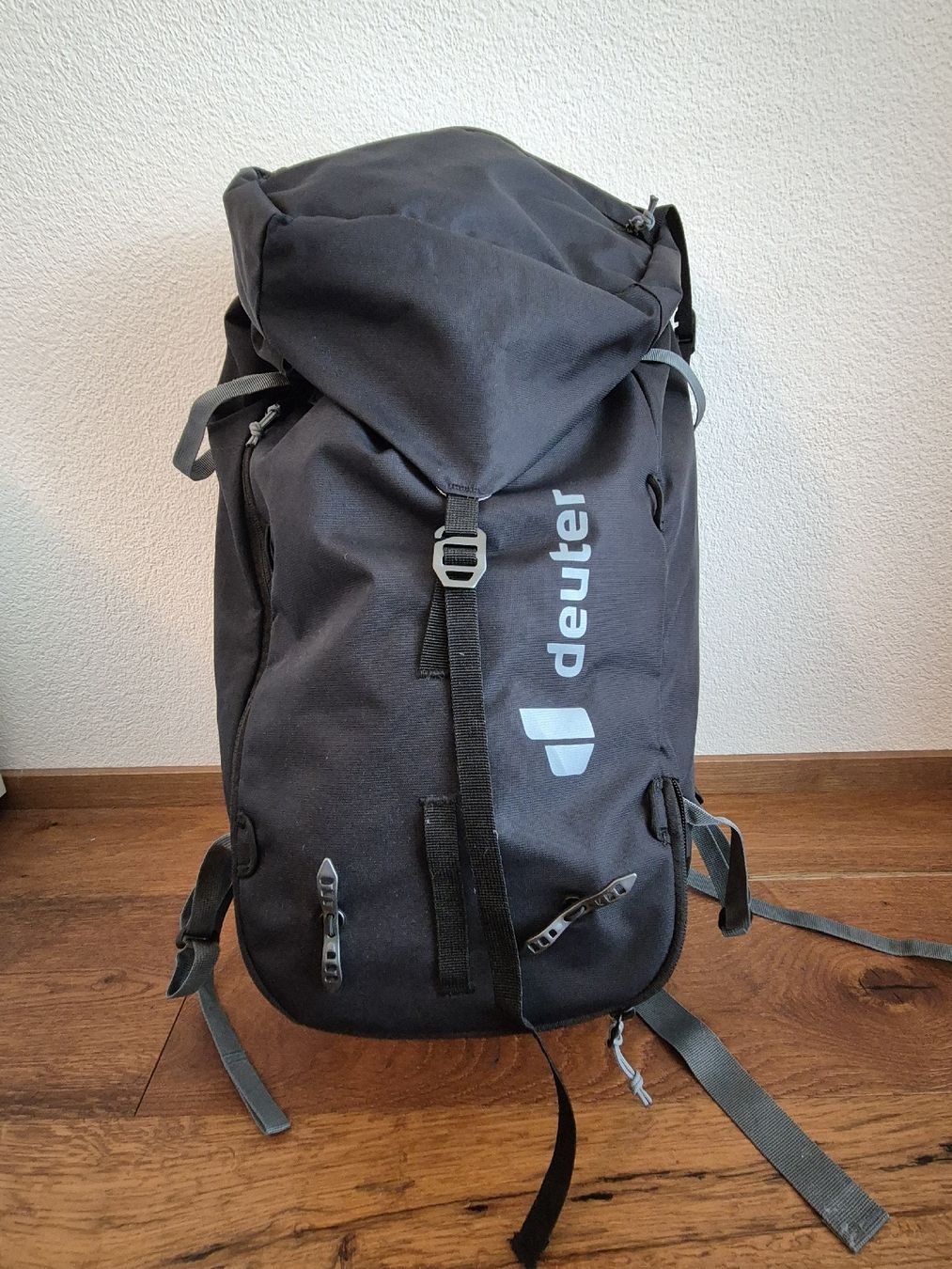 Deuter Zaini: Neuer 34 + 8l Deuter Rucksack – Nuovo (secondo la descrizione) da Rapperswil SG venduto da eva_q2nn