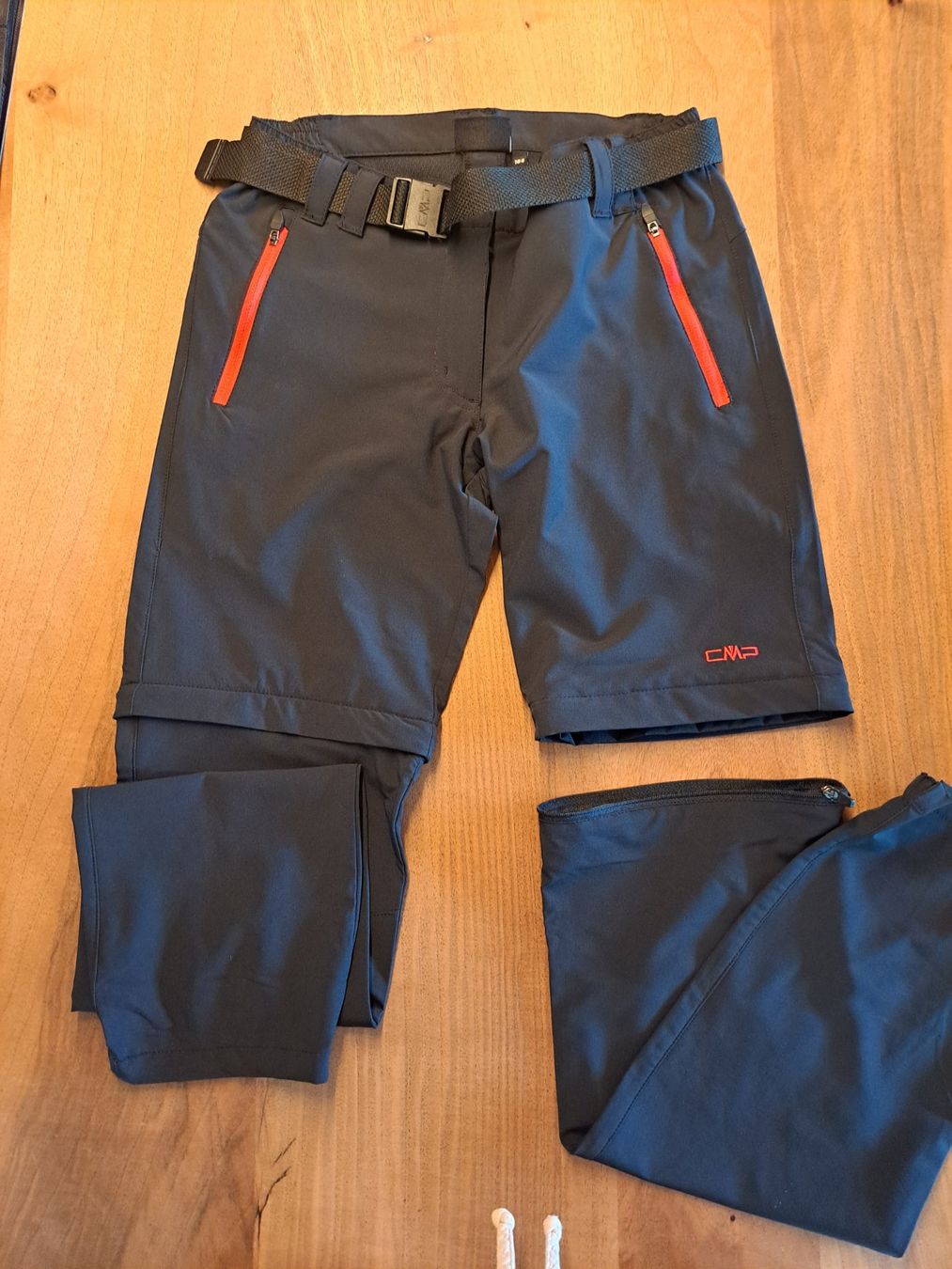 CMP Pantalons: CMP Wanderhose Zipp-Off Gr. 164 schwarz – D'occasion à Rickenbach LU par Ruwani