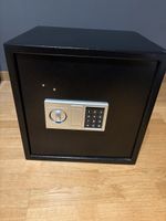 Tresor digital mit Schlüssel und zwei Kassenboxen