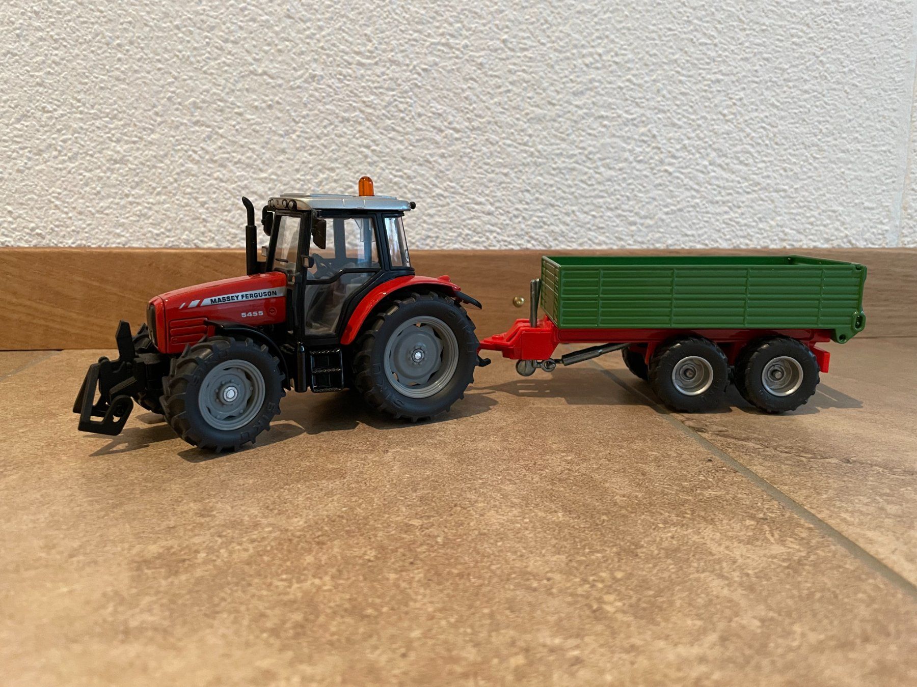 Massey Ferguson Traktoren: SIKU Massey Ferguson 5455 mit Kipper – Neu und originalverpackt aus Kreuzlingen von Stefan1150