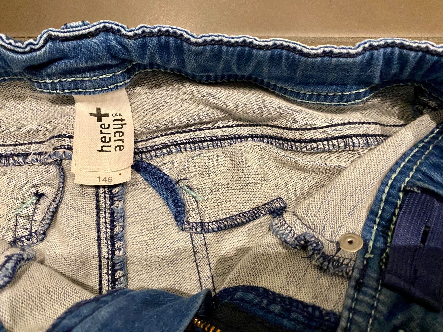 C&A Pantaloni: Coole Jeans 3/4 Länge Grösse 146 – Usato da Fehraltorf venduto da Marlene4 2