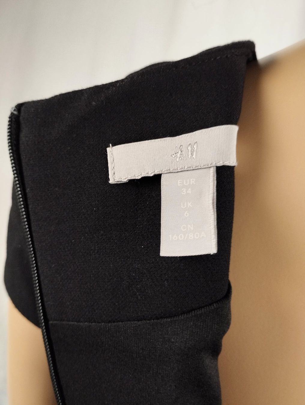 H&M Vestiti: H&M schwarzes Etuikleid Gr. 34 – Usato da Schübelbach venduto da Restwert_Schubelbach 5