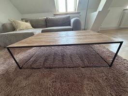 Couchtisch mit Metallgestell und Holz