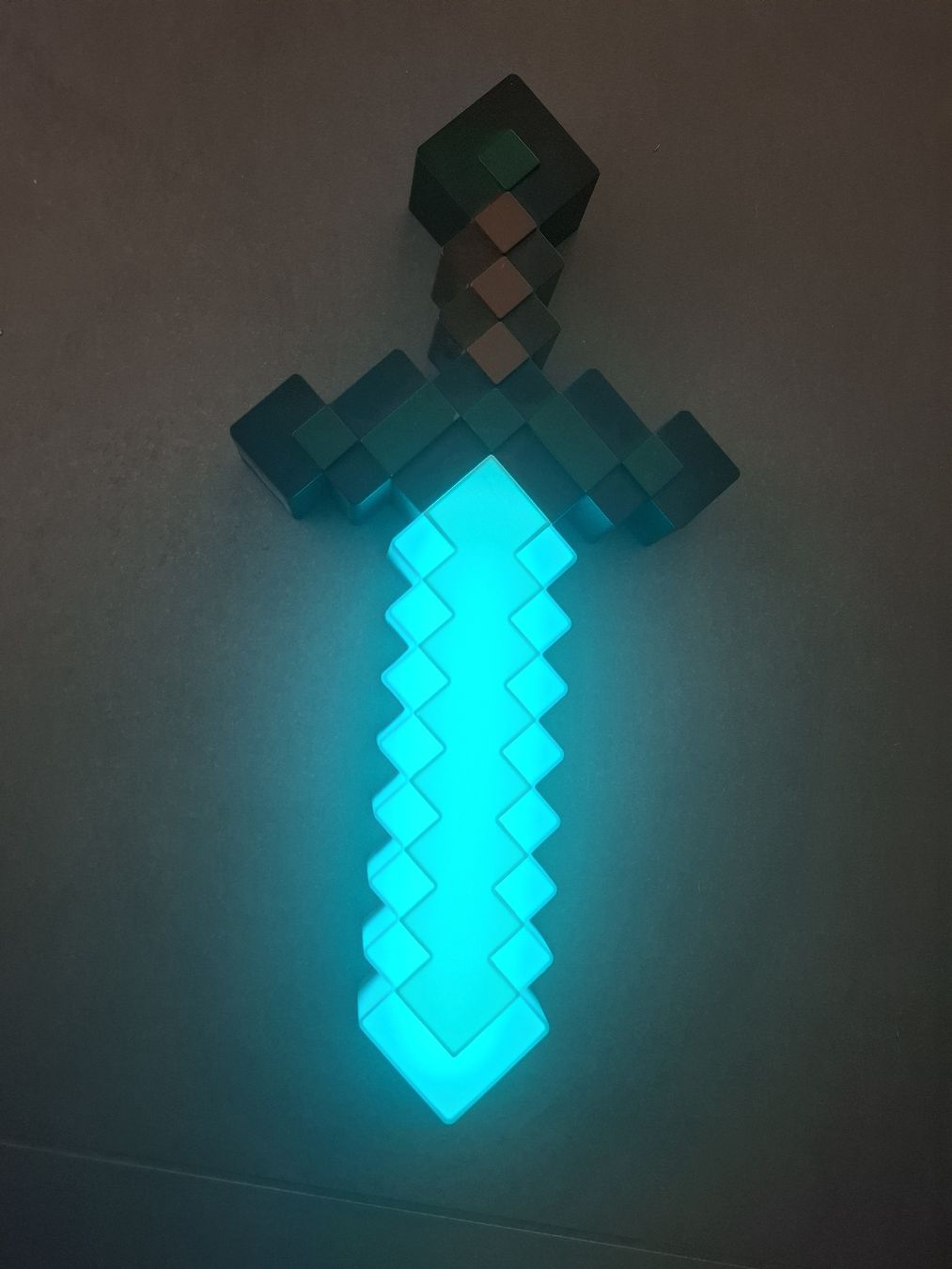 Spielzeuge: Minecraft Schwert Lichteffekt – Gebraucht aus Hunzenschwil von sputnik26 2