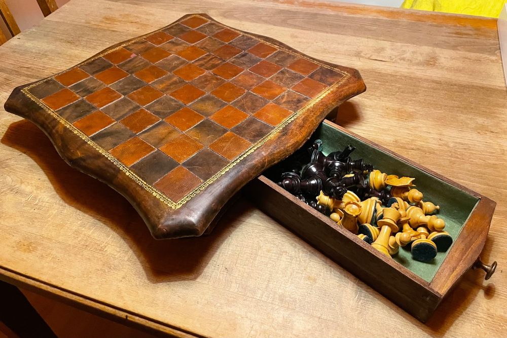 Jeu d'échecs cuir ancien (Gebraucht) in Biel/Bienne für CHF 78 - mit