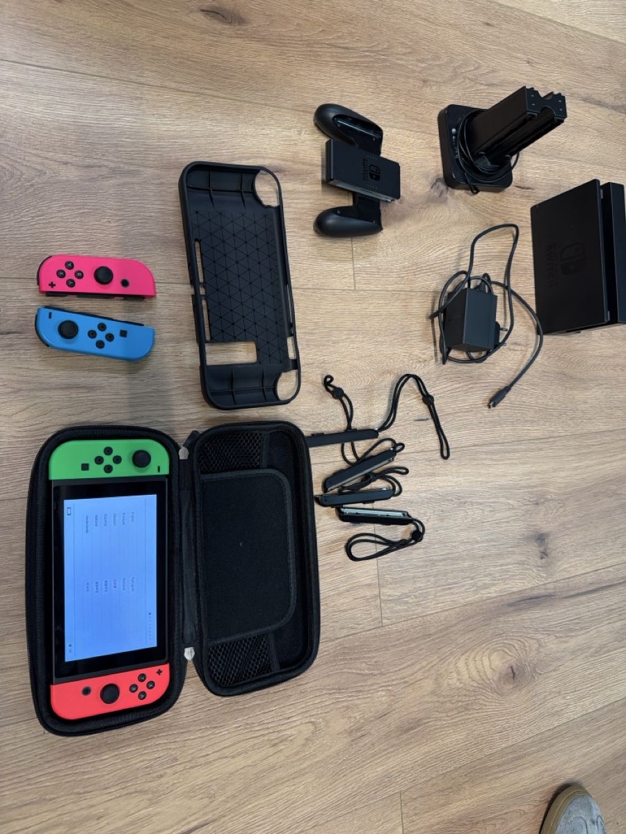 Nintendo Console: Nintendo Switch completo con accessori, ottime condizioni – Usato da basel venduto da Swiss._.1978