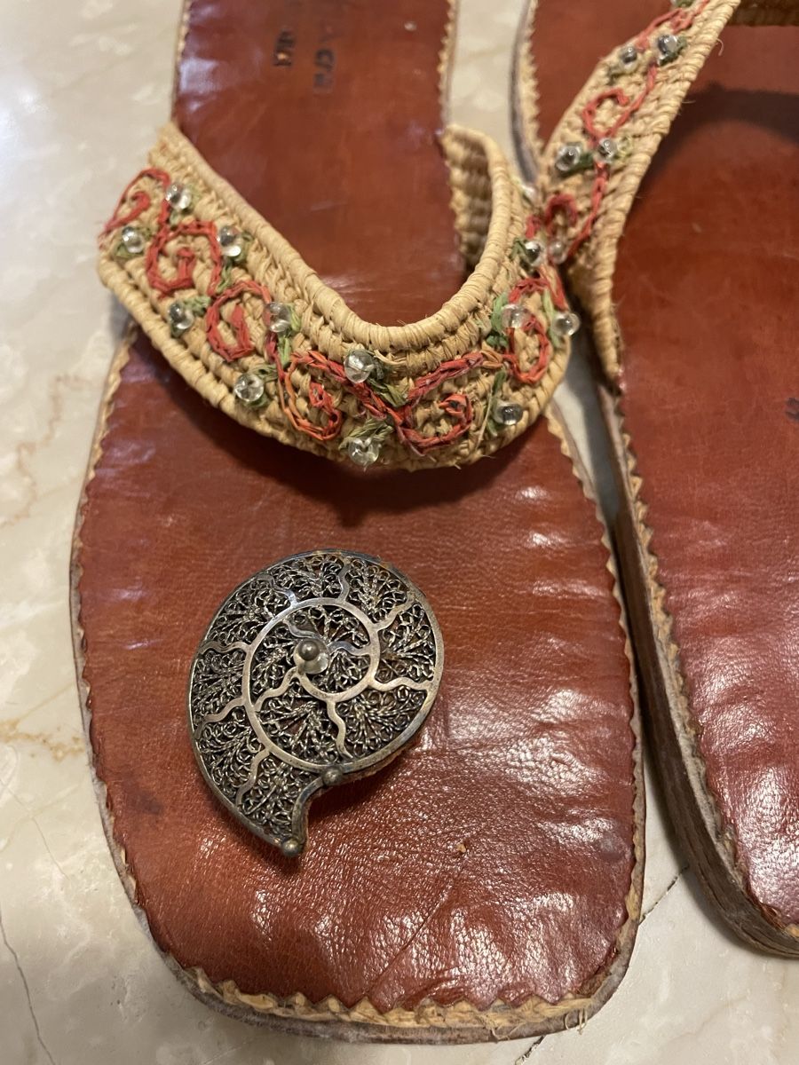 Scarpe da donna: Leder Flipflop, marakesch style, mit Silberknopf, Grösse 40 – Usato da Fribourg venduto da BieneMaja3 2