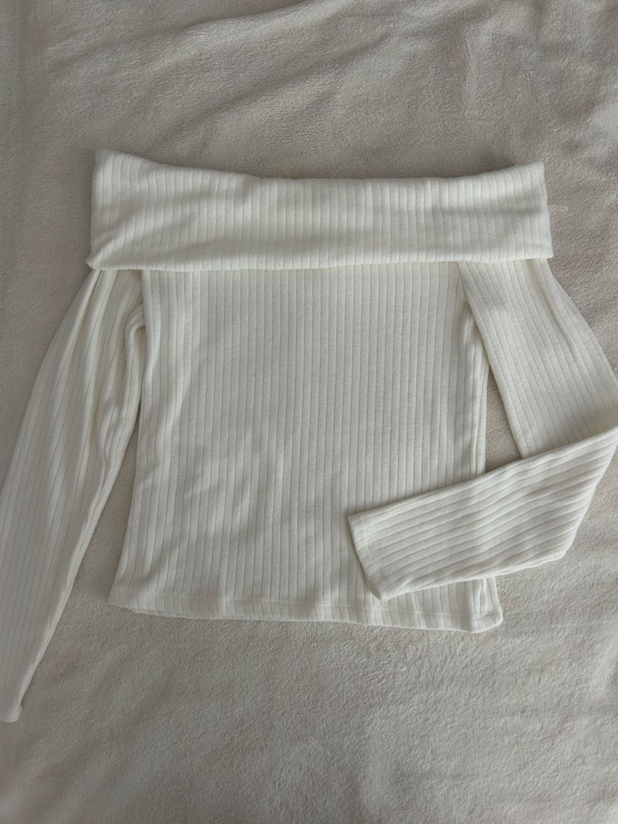Pullover & Sweatshirts: Schulterfreies weisses Oberteil – Neu (gemäss Beschreibung) aus Aarwangen von e_9x