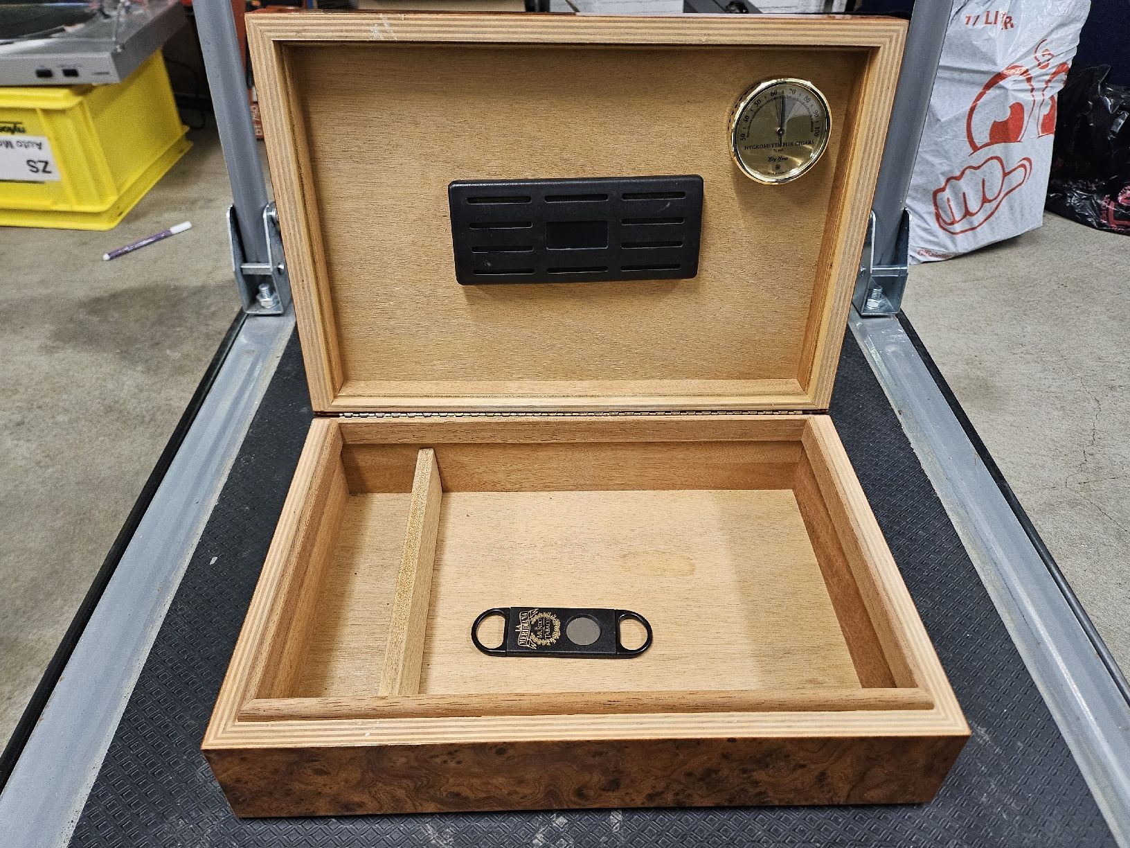 Humidor per sigari: Zigarren Humidor mit Hygrometer und Zigarrenschneider – Usato da St. Gallen venduto da Cocos_Ricardo 1