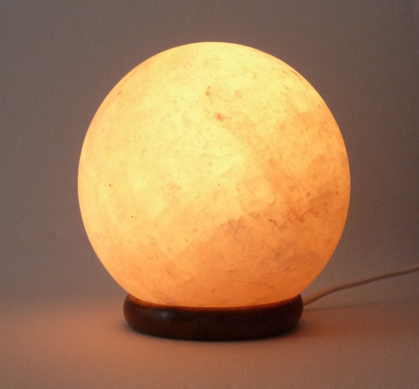 Lampade: Salzkristall-Kugel Lampe – Nuovo e nell'imballaggio originale da Mauren venduto da Yeelen 1