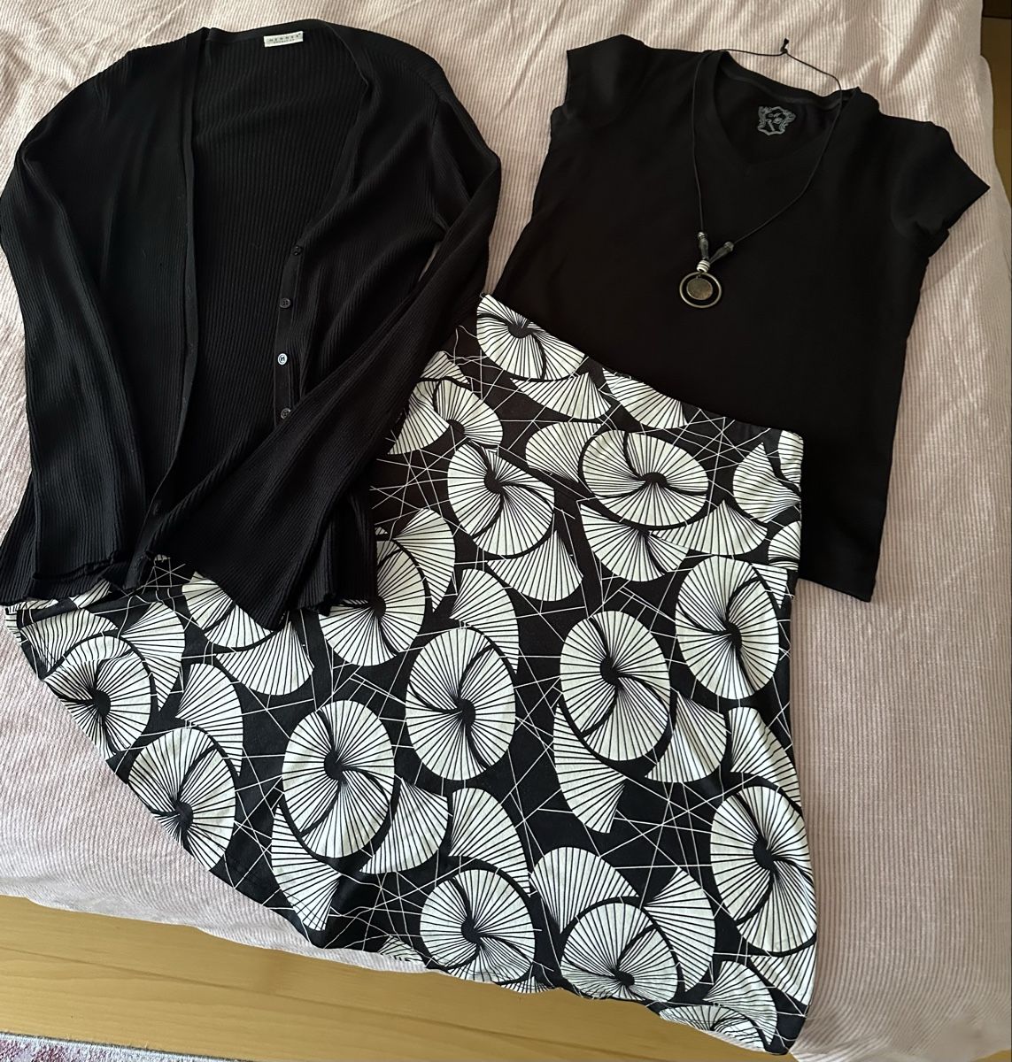 Lotti di vestiti: Schwarzer Rock mit T-Shirt & Strickjacke Gr. M – Usato da Hägendorf venduto da chica12