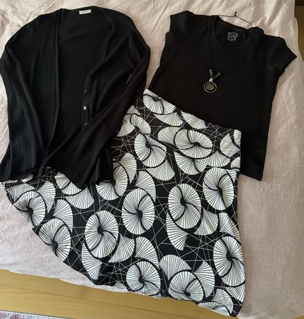Schwarzer Rock mit T-Shirt & Strickjacke Gr. M