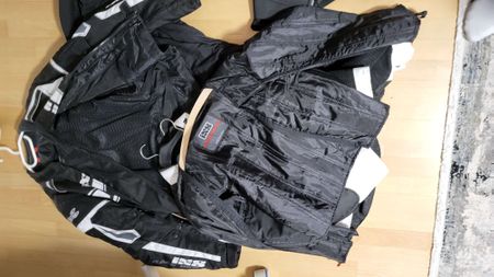 IXS Motorradbekleidung Set – 2 Jacken + 1x Hosen + Nierensch