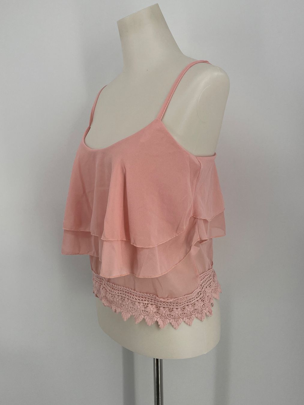 Top: Crop Top Gr. M rosa Volant Häkelspitze – Usato da Auenstein venduto da moin. 1