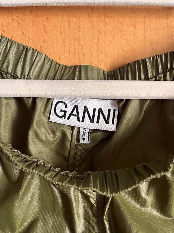 Pantaloni: GANNI Hose grün Gr 40 – Usato da Zürich venduto da fufie 2