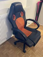 Chaise de gaming noire et orange