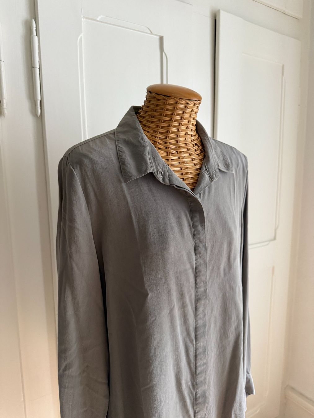 Camicette: WALTER BAKER - Seidenbluse taupe fliessend L – Usato da Zürich venduto da Diazaio 1