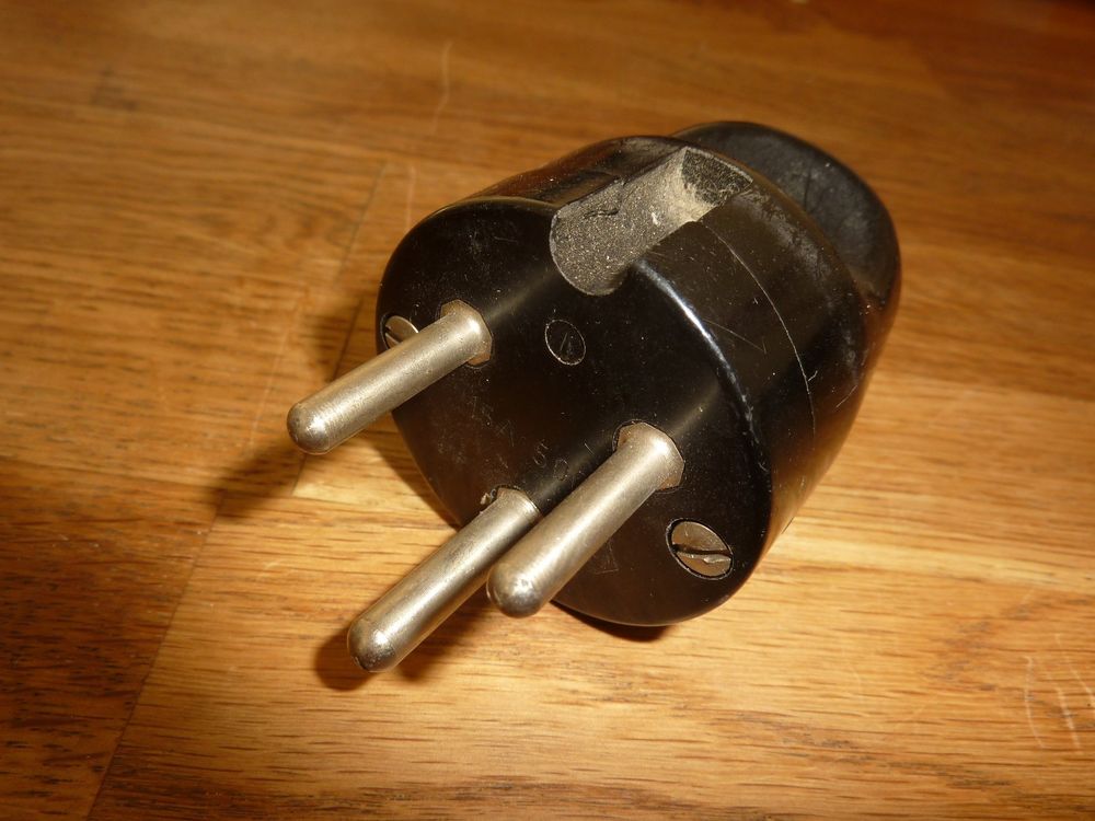 Stecker: Stecker 500 Volt 15 Ampere Bakelit 3pol – Gebraucht aus Hochfelden von swissice 4