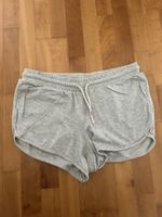 graue Shorts