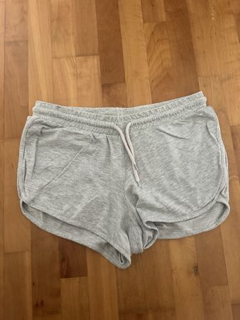 graue Shorts