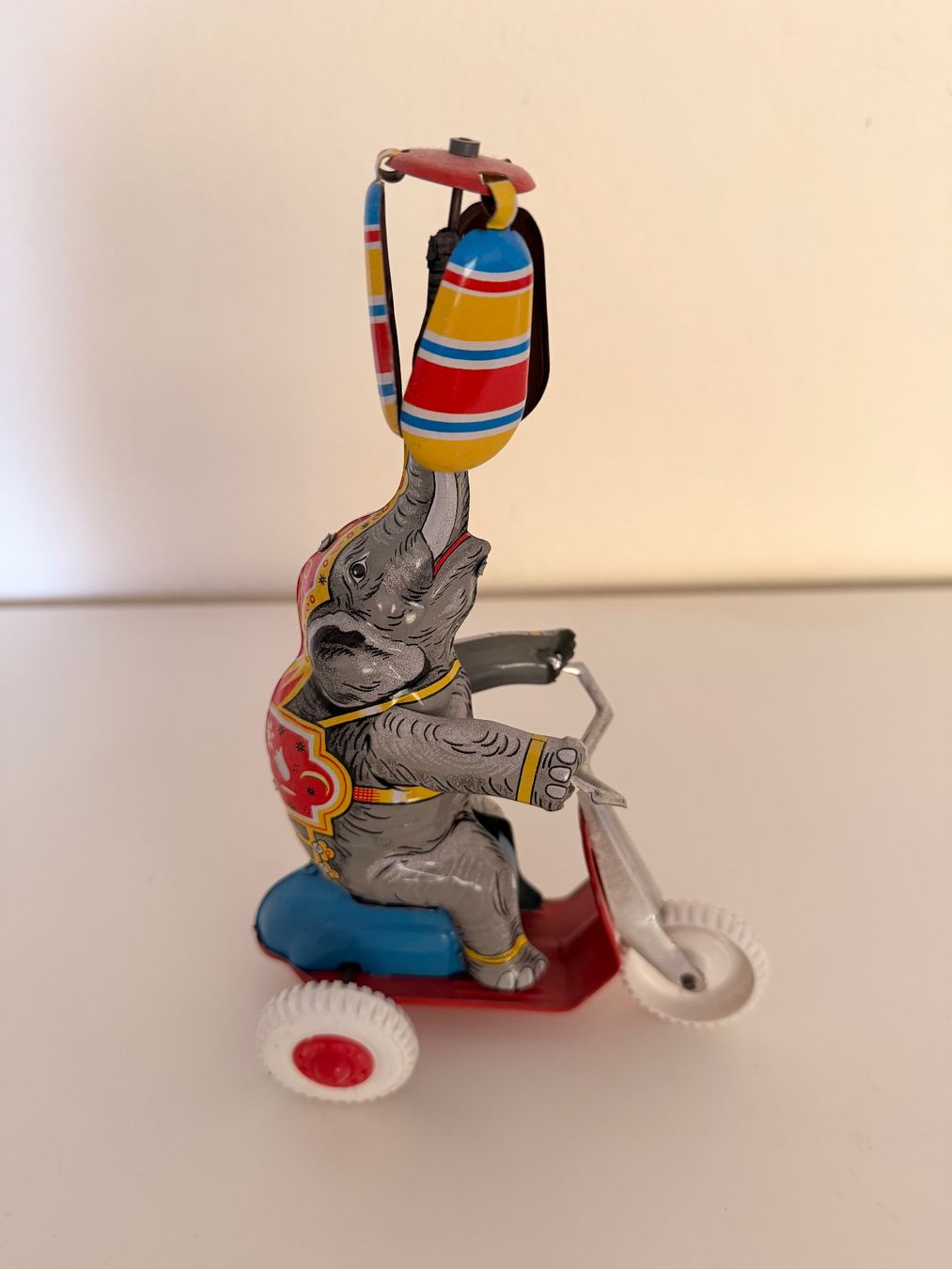 Jouets: Blechspielzeug Elefant auf Roller – D'occasion à Richterswil par giacometti222