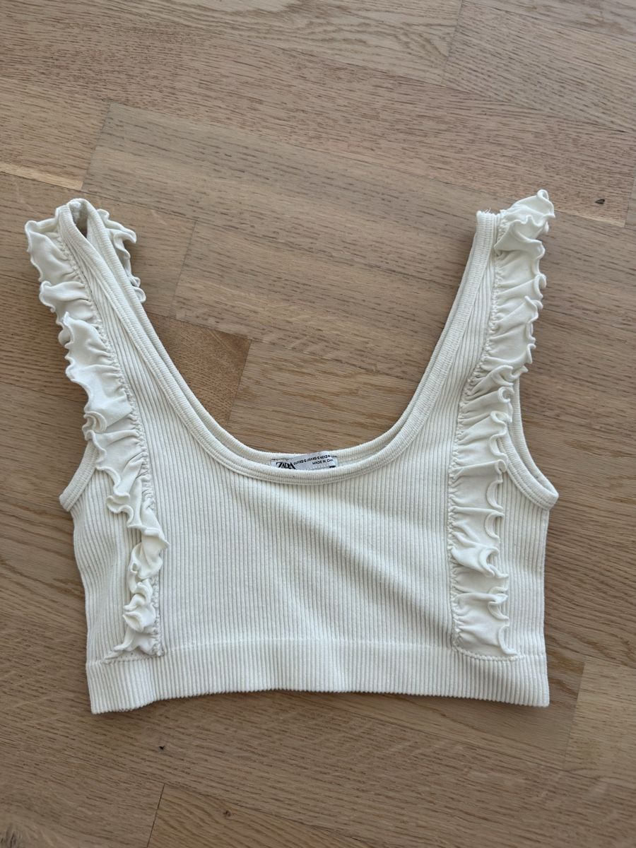 Zara Top: Top mit Rüschchen, Creme/Weiss Gr. S – Nuovo (secondo la descrizione) da Pfäffikon ZH venduto da aitm_00