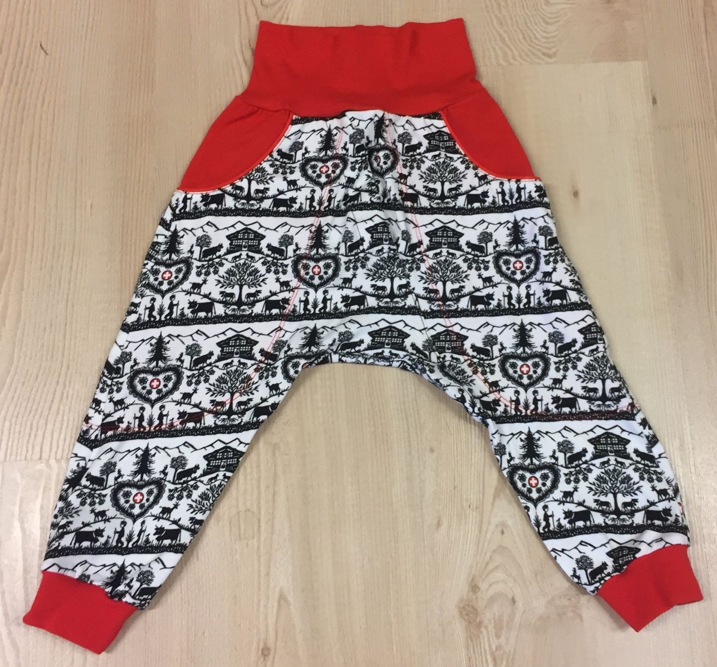 Pantaloni: Dirndl Scherenschnitt Pumphose Gr. 92 - NEU – Usato da Delley venduto da Schwiizy