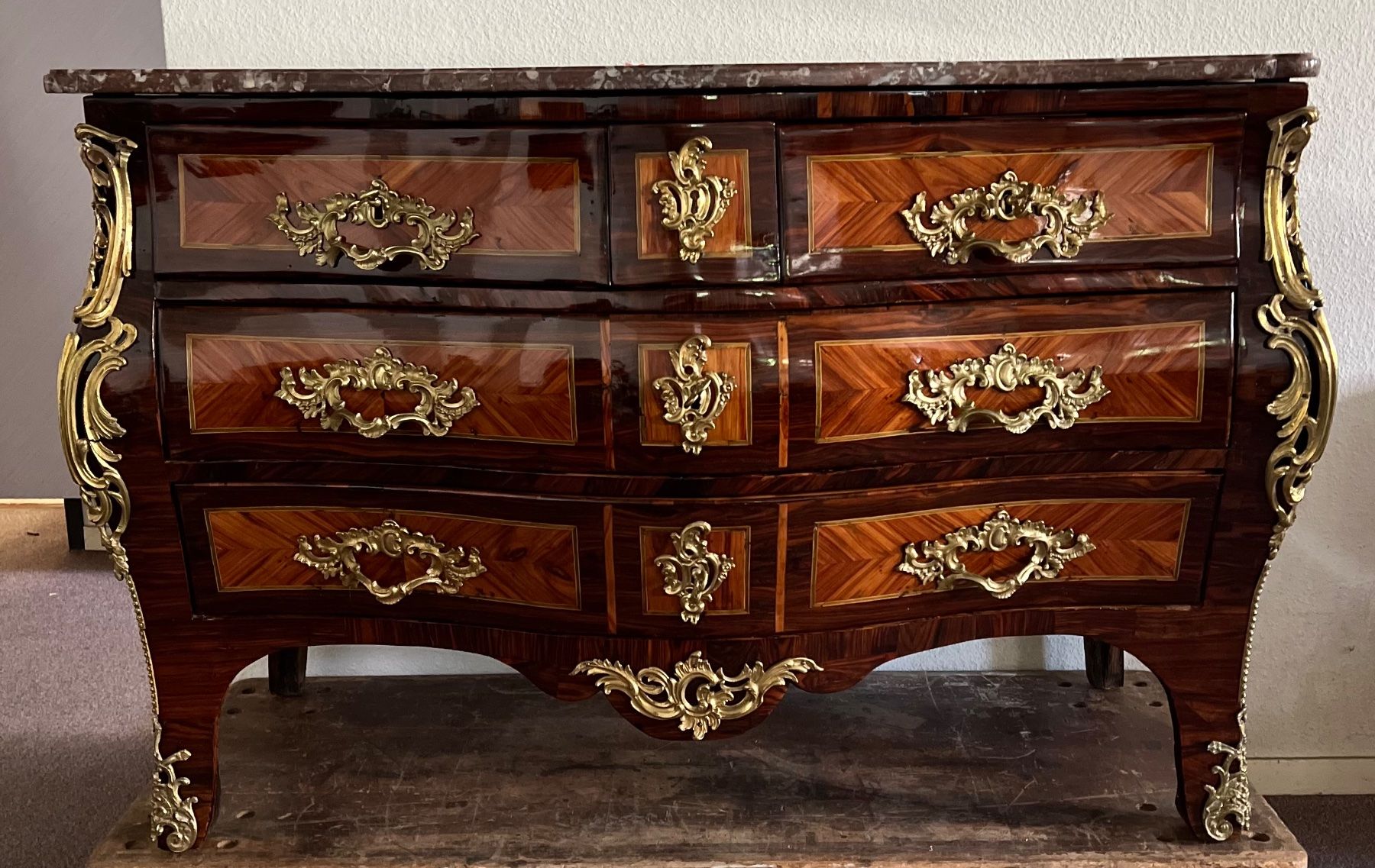 Cassettiere: Prachtvolle "Commode en Tombeau" , Paris um 1730 – Usato da Tecknau venduto da salzberg.ch
