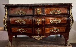 Prachtvolle "Commode en Tombeau" , Paris um 1730