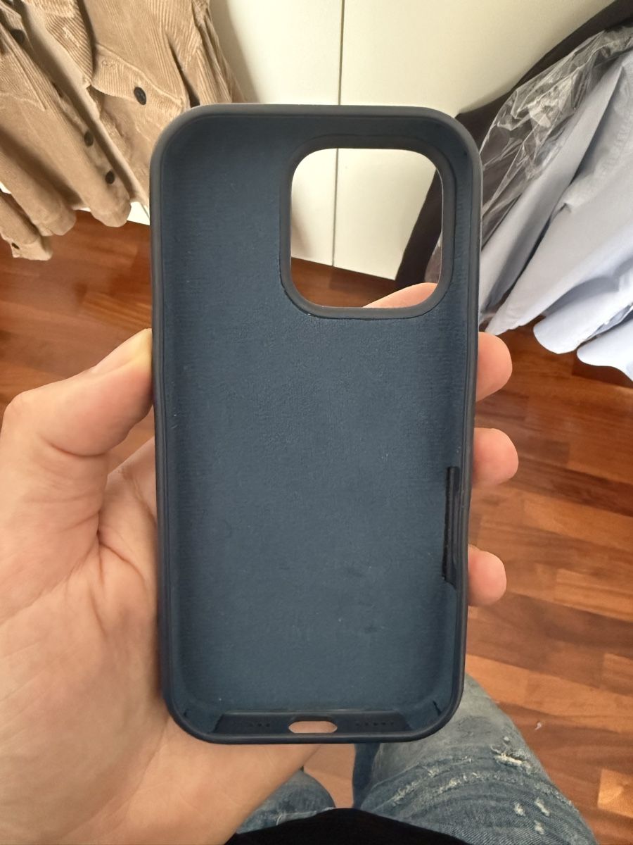 Coques & Protection écran: Cover iPhone 16 Pro blu notte usata – D'occasion à Bellinzona par gia_zx2b