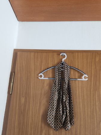 Écharpe légère vintage motif géométrique beige/bleu 117 cm