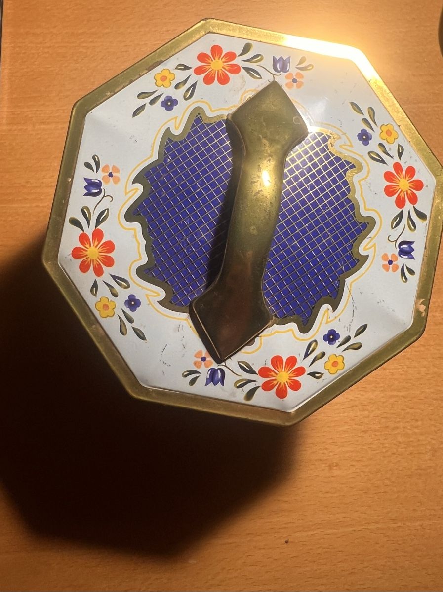 Tutte le decorazioni: Blech Dose mit Henkel Blumenmuster achteckig 15cm Höhe – Usato da Schmerikon venduto da Kneisel 3