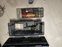 Werzeugkiste mit Wekzeug und Maschinen